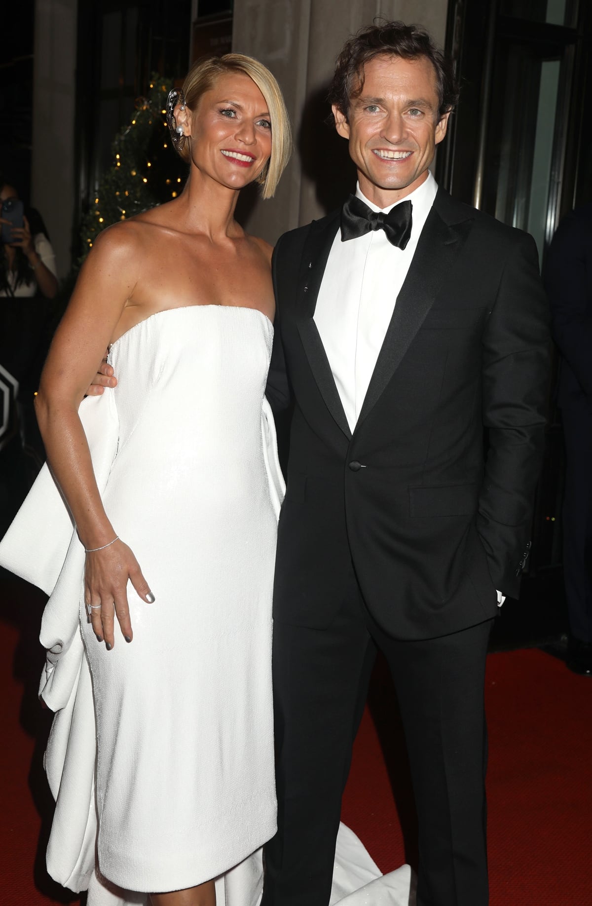 Claire Danes in a Prabal Gurung dress and her husband Hugh Dancy in a Todd Snyder suit