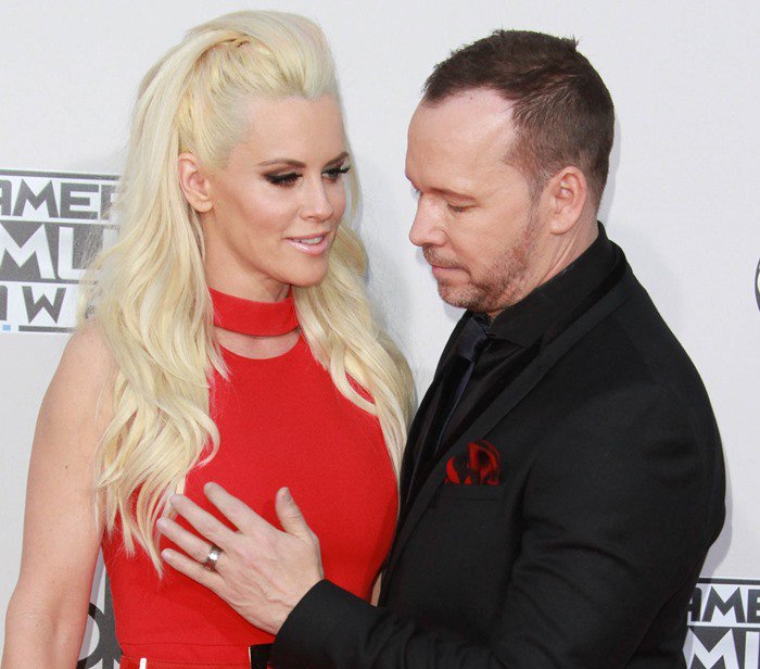 Jenny McCarthy and Donnie Wahlberg fooled around on the red carpet