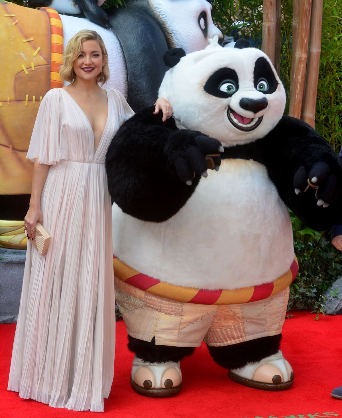 Kate Hudson posing as Po at the European Premiere of Kung Fu Panda 3