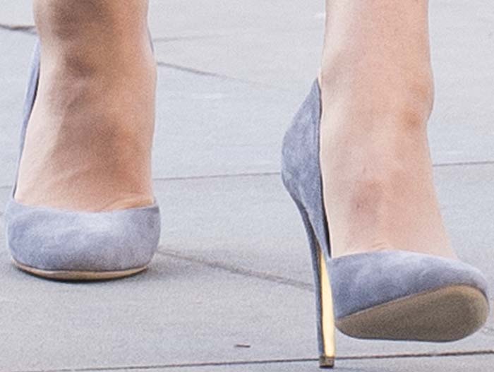 Kate Middleton's feet in gray Rupert Sanderson pumps