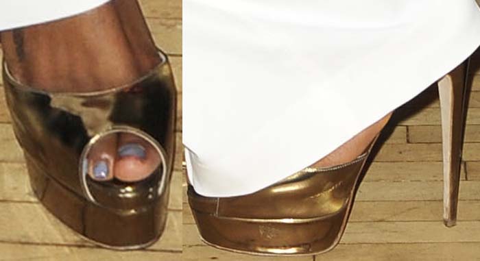 Kelly Rowland's feet in gold Brian Atwood heels