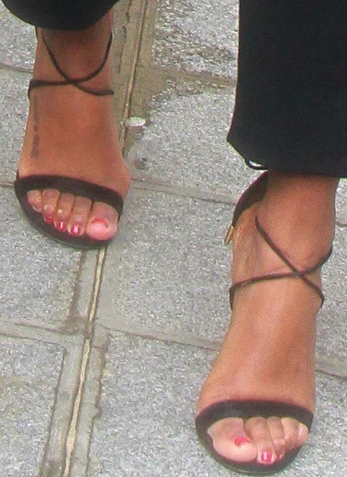 Kelly Rowland's feet — and bunions — in black suede Aquazzura sandals