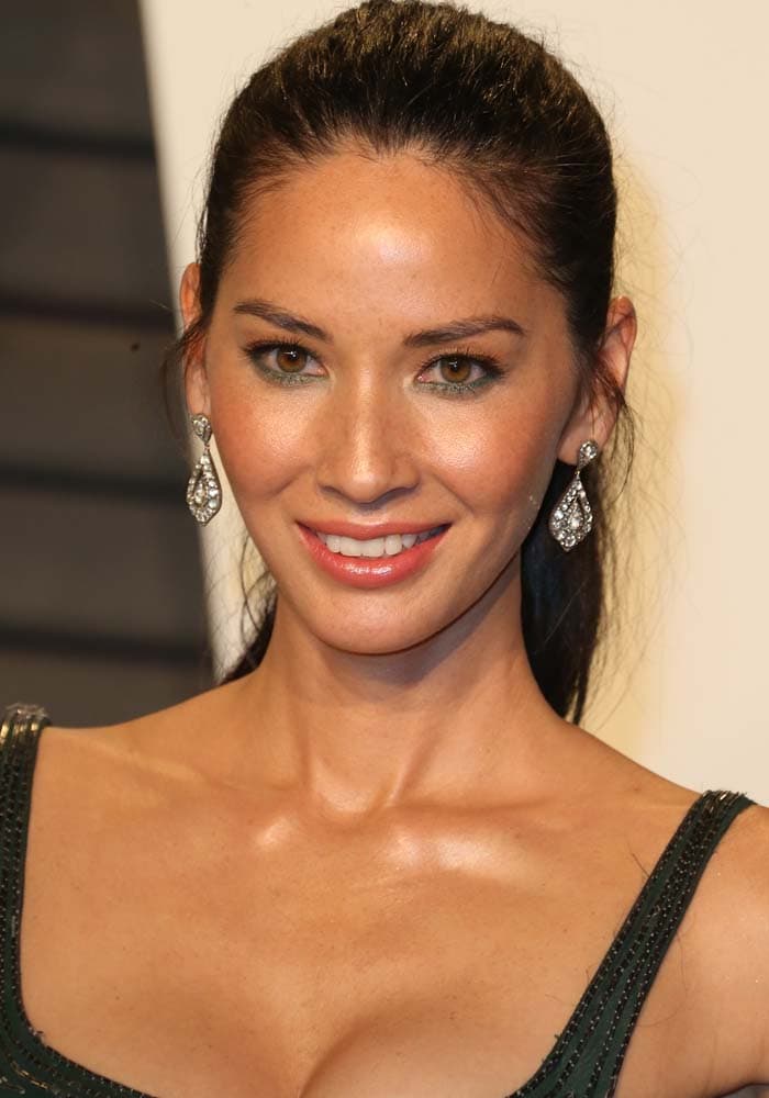 Olivia Munn wears her hair in a ponytail at the 2016 Vanity Fair Oscar Party