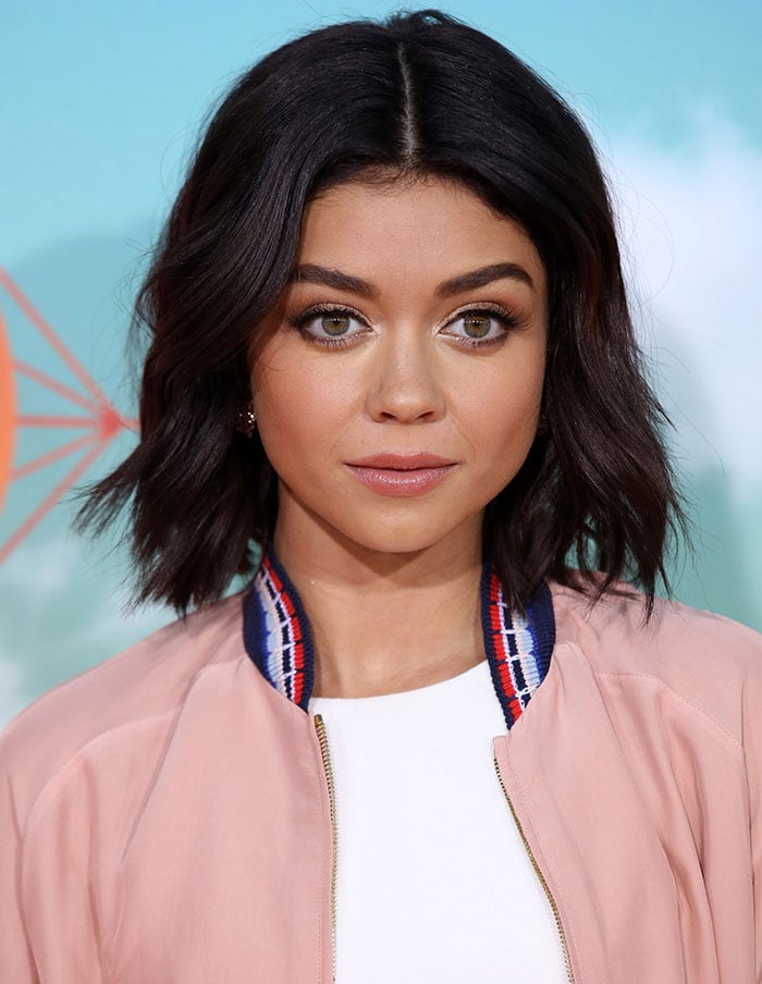 Sarah Hyland wears her hair down at the 2016 Nickelodeon Kids' Choice Awards