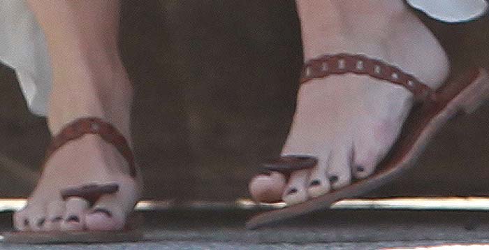 Selma Blair's feet in leather Hermès sandals