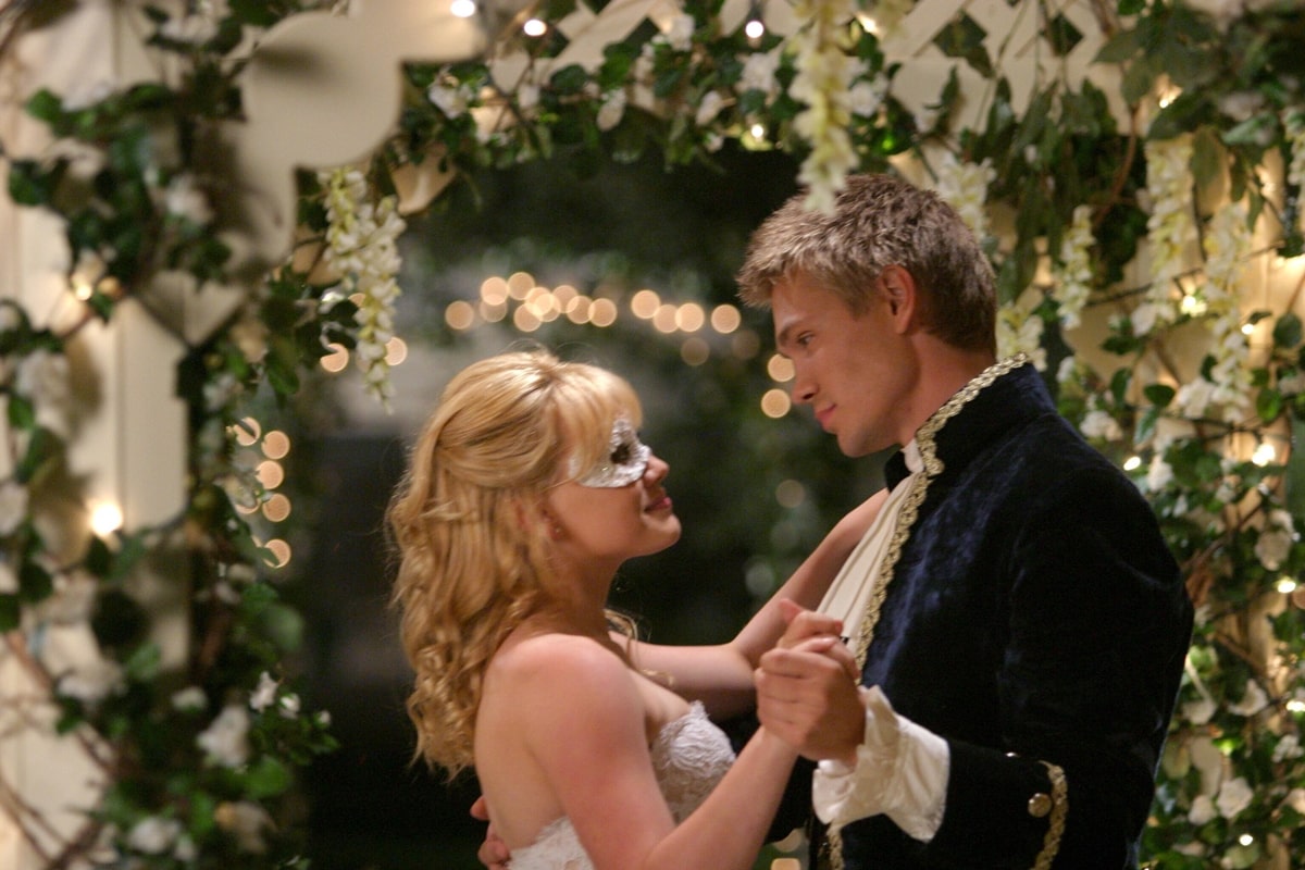 Hilary Duff as Samantha "Sam" Montgomery and Chad Michael Murray as Austin Ames in the 2004 American teen romantic comedy film A Cinderella Story