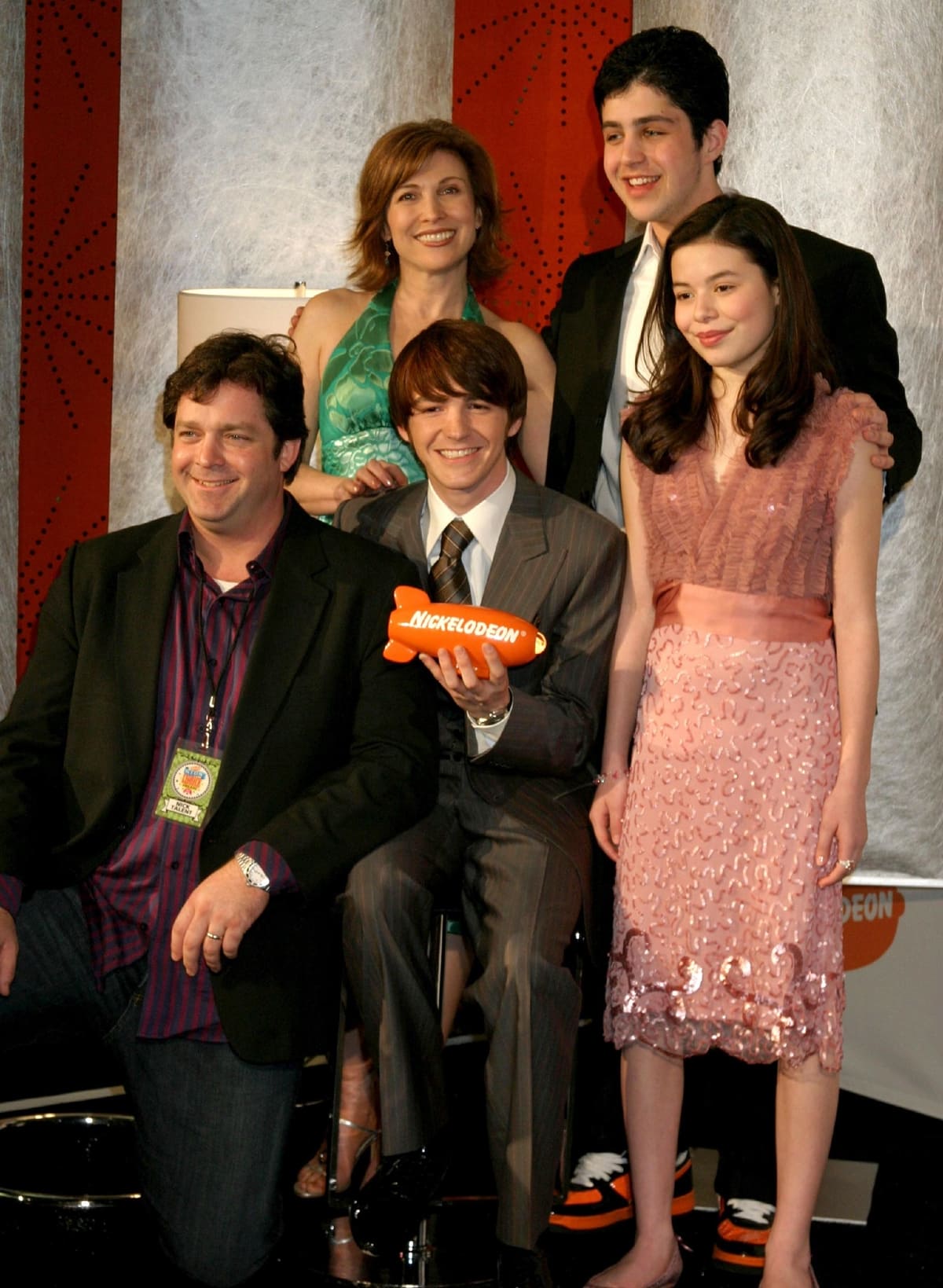 Drake & Josh cast members Jonathan Goldstein, Nancy Sullivan, Drake Bell, Josh Peck, and Miranda Cosgrove at the 19th Annual Nickelodeon Kids' Choice Awards