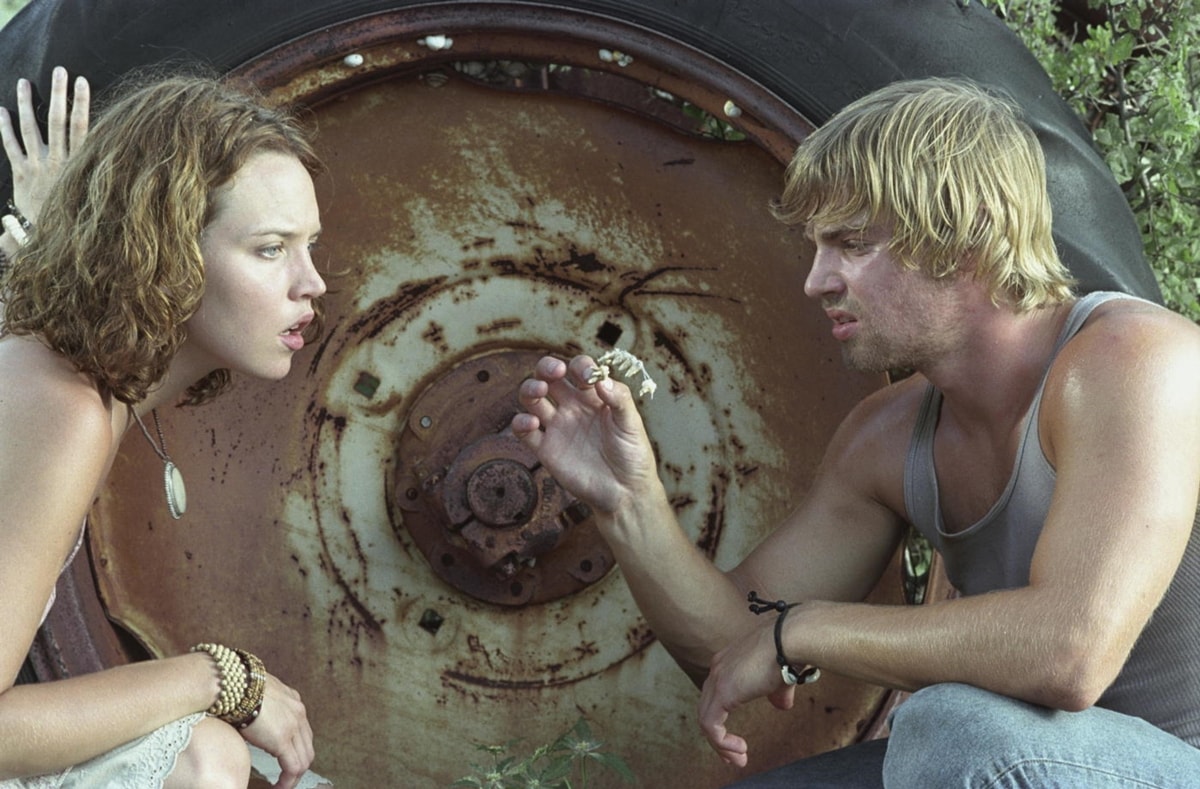 Erica Leerhsen as Pepper and Mike Vogel as Andy in The Texas Chainsaw Massacre