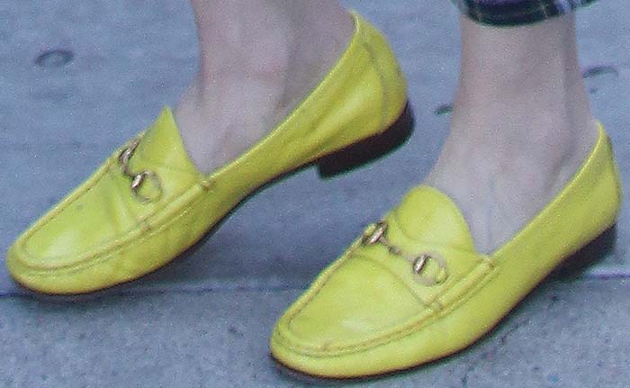 Gwen Stefani's feet in yellow Gucci loafers