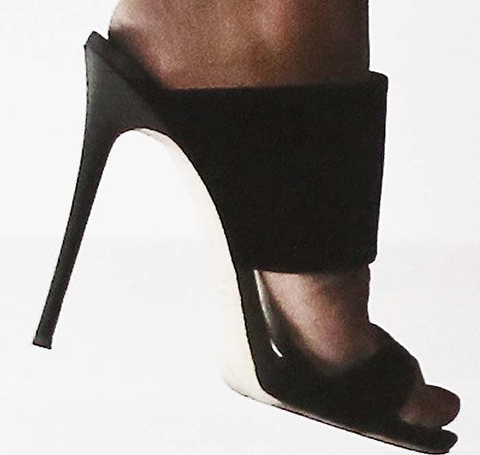Heidi Klum's feet in leather Giuseppe Zanotti mule sandals