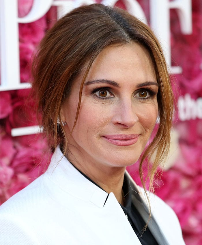 Julia Roberts wears her hair back at the world premiere of "Mother's Day"