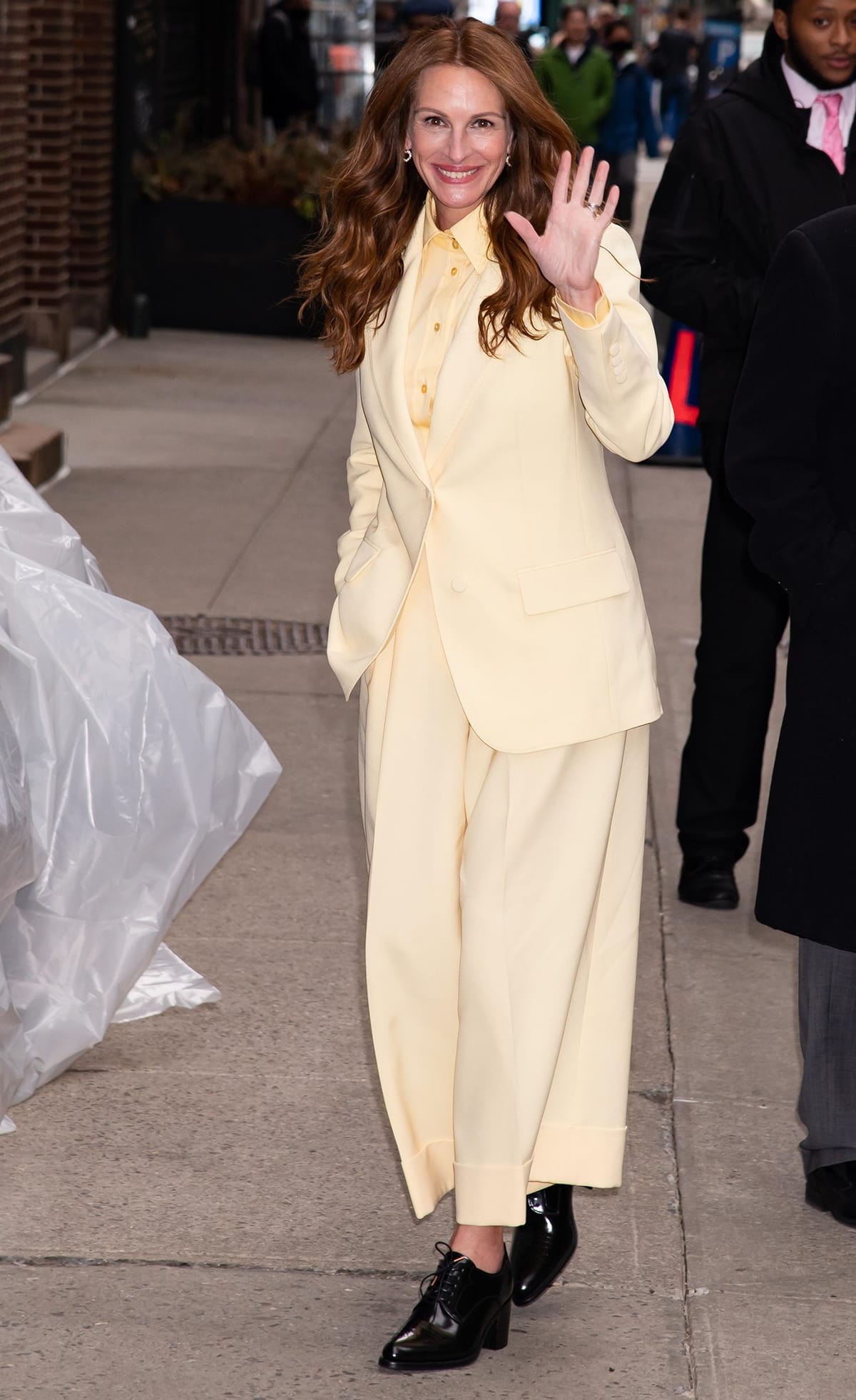 Julia Roberts is seen arriving in a custom Lafayette 148 New York suit and black lace-up Oxford shoes at "The Late Show with Stephen Colbert"