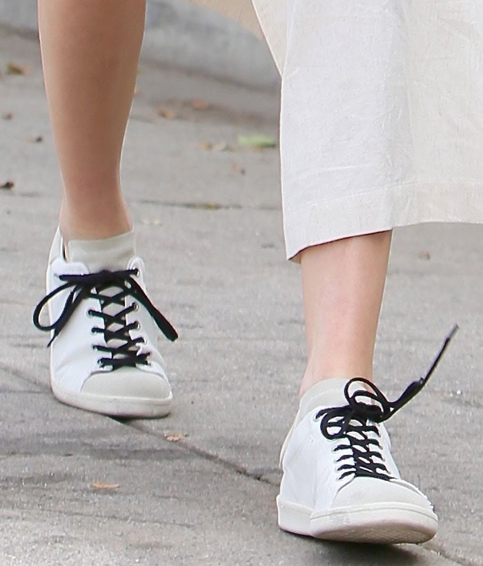 Kendall Jenner's feet in canvas and suede "Bart" sneakers