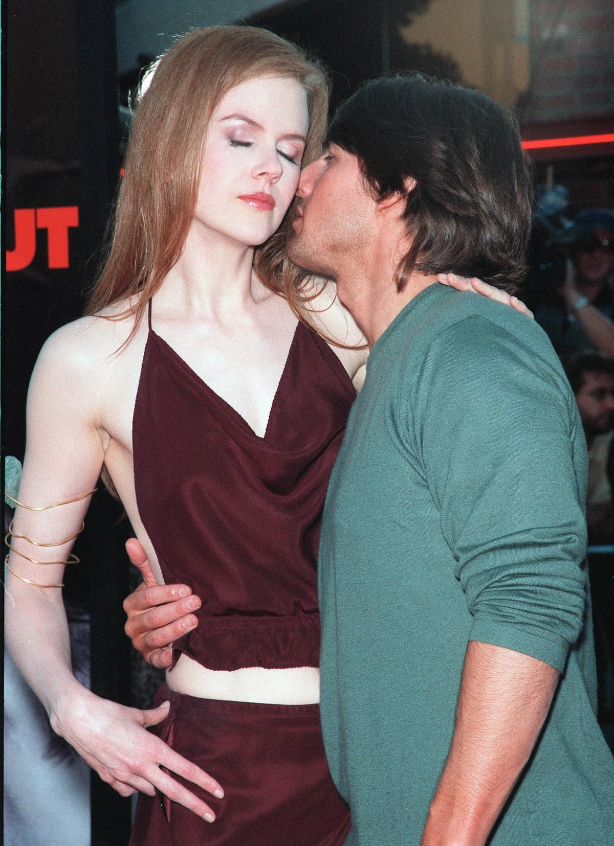 Tom Cruise leans in to kiss Nicole Kidman at the Los Angeles premiere of Eyes Wide Shut