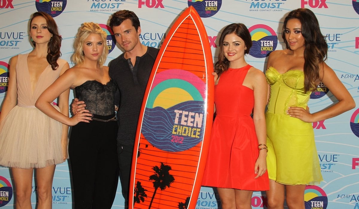 Troian Bellisario in a Maria Lucia Hohan bodysuit and skirt, Ashley Benson in a Monique Lhuillier top and Balenciaga pants, Ian Harding, Lucy Hale in a Wes Gordon dress, and Shay Mitchell in a Donna Karan dress in the Press Room of the 2012 Teen Choice Awards