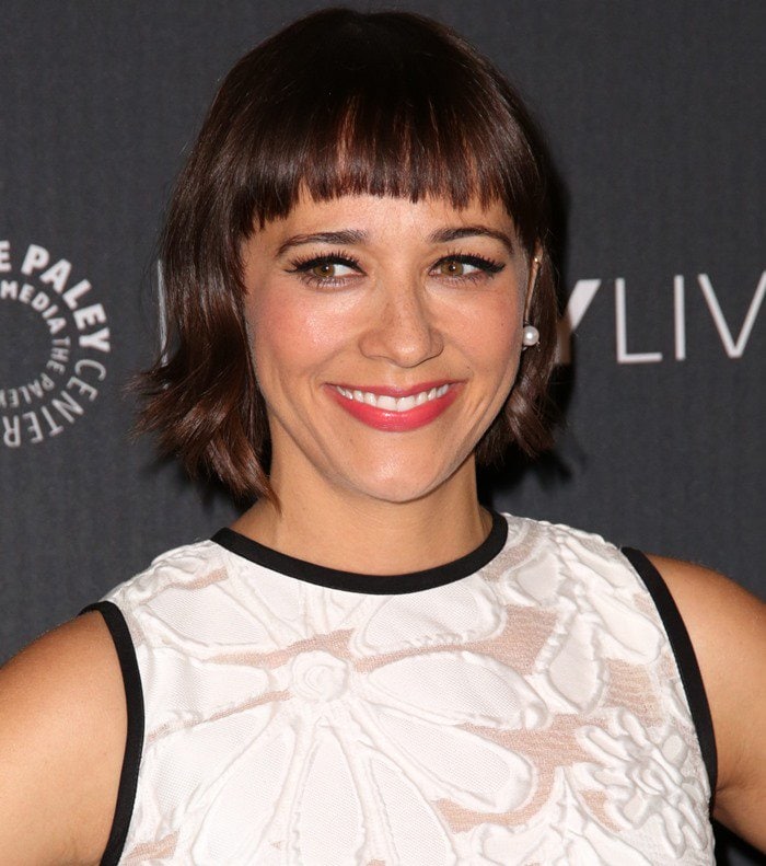 Rashida Jones accessorizes with Kavant & Sharart pearl earrings