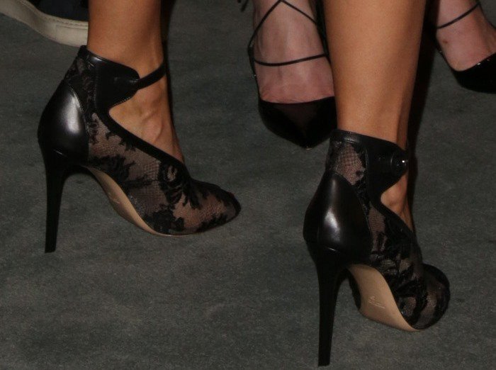 Rashida Jones's feet in lace-accented Monique Lhuillier pumps
