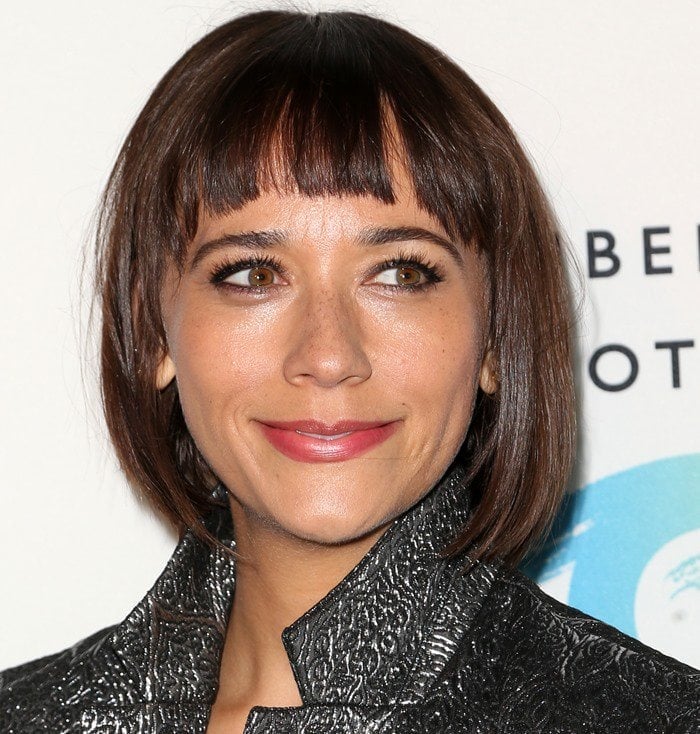 Rashida Jones wears her cropped hair down at the Refugee Exhibit Opening