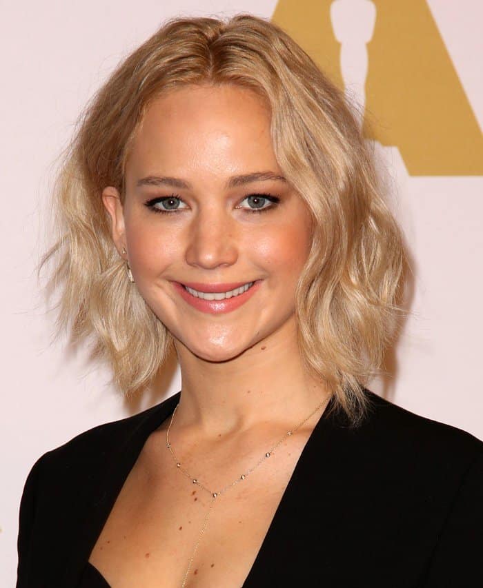 Jennifer Lawrence shows off her EF Collection 8 Bezel Diamond Lariat Necklace