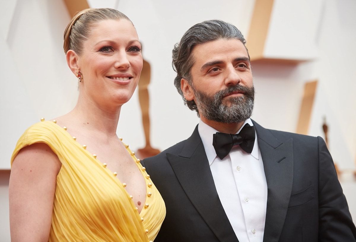 Óscar Isaac and Elvira Lind showcase their sweet chemistry and noticeable height difference as they pose together at the 2020 Academy Awards, with Lind standing slightly taller in her elegant yellow gown