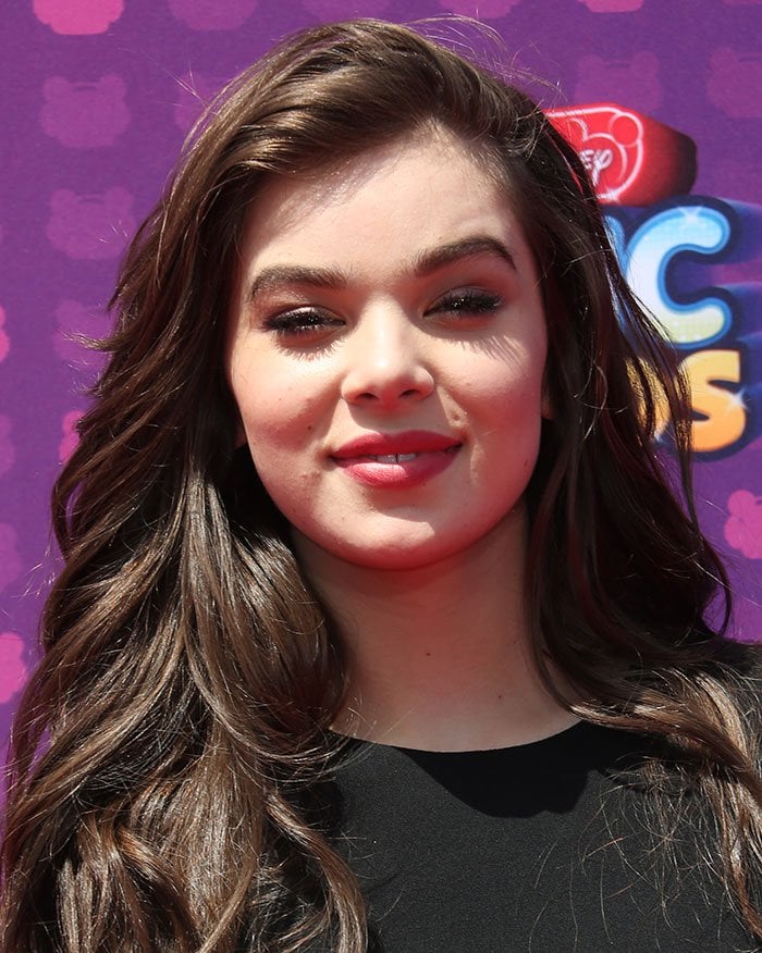 Hailee Steinfeld with wavy hair and flawless makeup