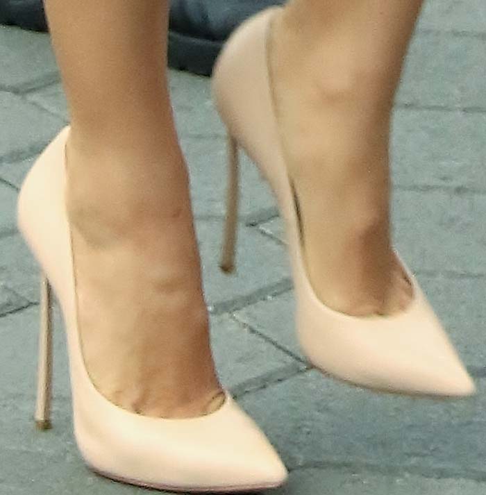Jenna Dewan-Tatum's feet in beige Casadei pumps