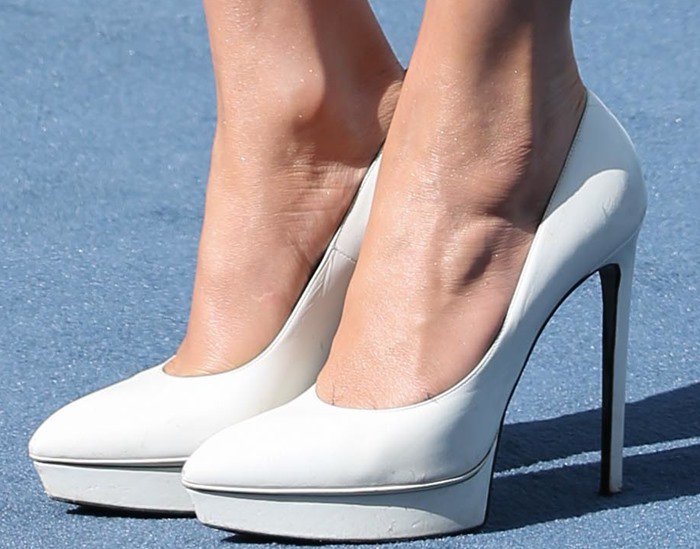 Jennifer Lopez in white Saint Laurent pumps