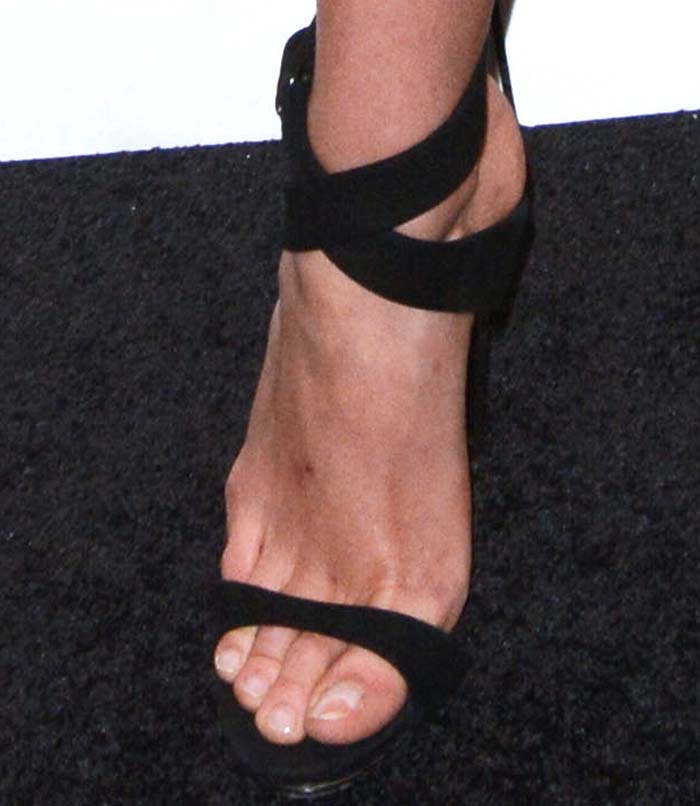 Karlie Kloss's feet in black Giuseppe Zanotti sandals