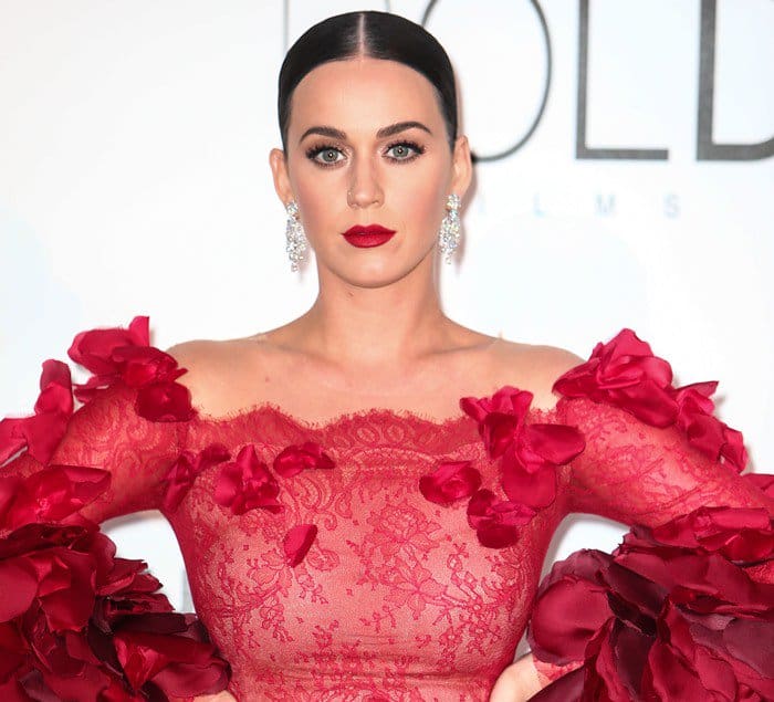 Katy Perry wore diamond drop earrings that added a touch of elegance