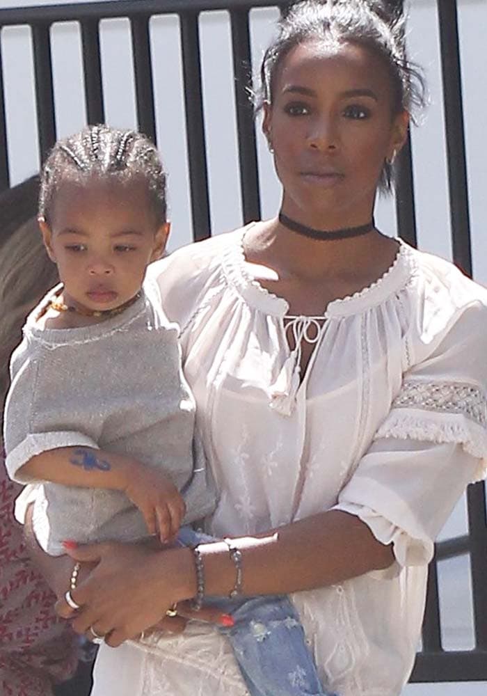 Kelly Rowland wears her hair back as she carries her son, Titan Jewell Weatherspoon, to Au Fudge