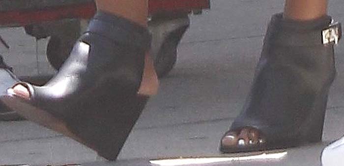 Kelly Rowland's feet in open-toed Givenchy "Shark Lock" wedge booties