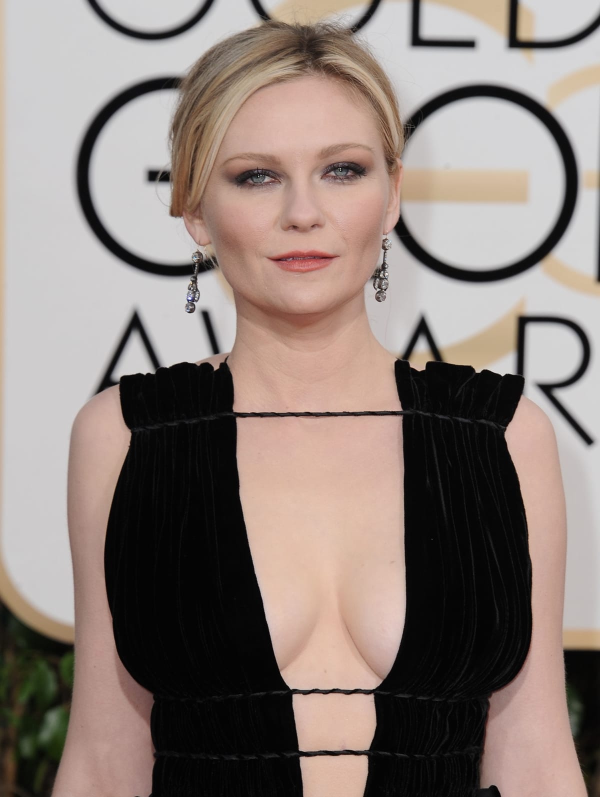 Kirsten Dunst says it's harder to dress when you have big boobs