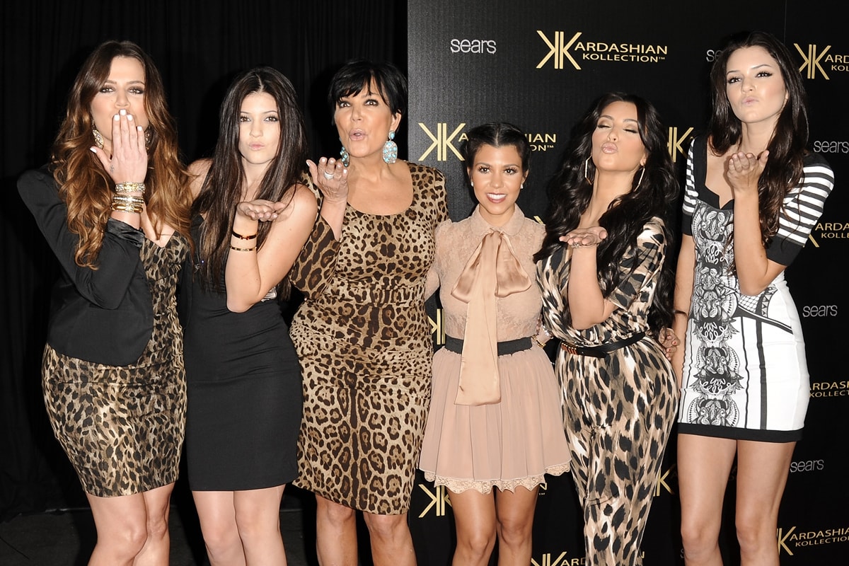Kourtney Kardashian looks tiny next to her much taller mother, Kris Jenner, and her sisters, Khloé Alexandra Kardashian, Kylie Jenner, Kim Kardashian, and Kendall Jenner