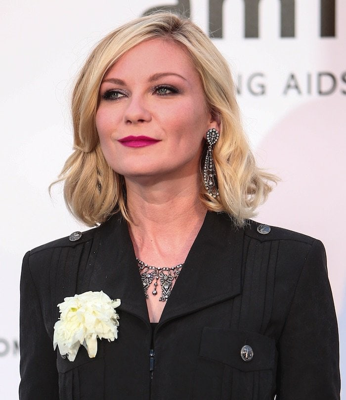 Kirsten Dunst accessorizes with a dramatic necklace and matching earrings from Fred Leighton