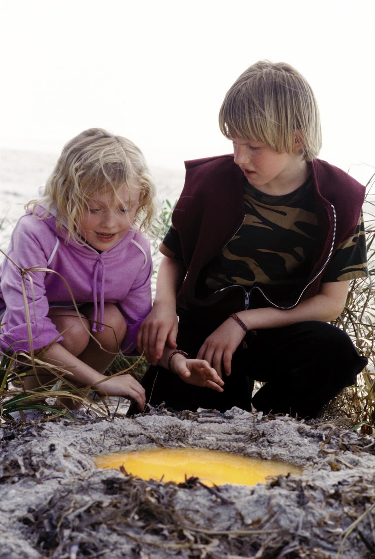 Dakota Fanning and Thomas Curtis as the childhood versions of Melanie and Jake in the 2002 American romantic comedy-drama-fantasy film Sweet Home Alabama