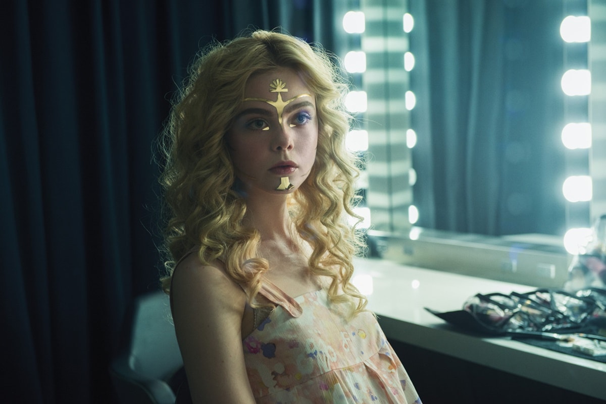 Elle Fanning portrays orphaned sixteen-year-old model Jesse who moves from small-town Georgia to Los Angeles