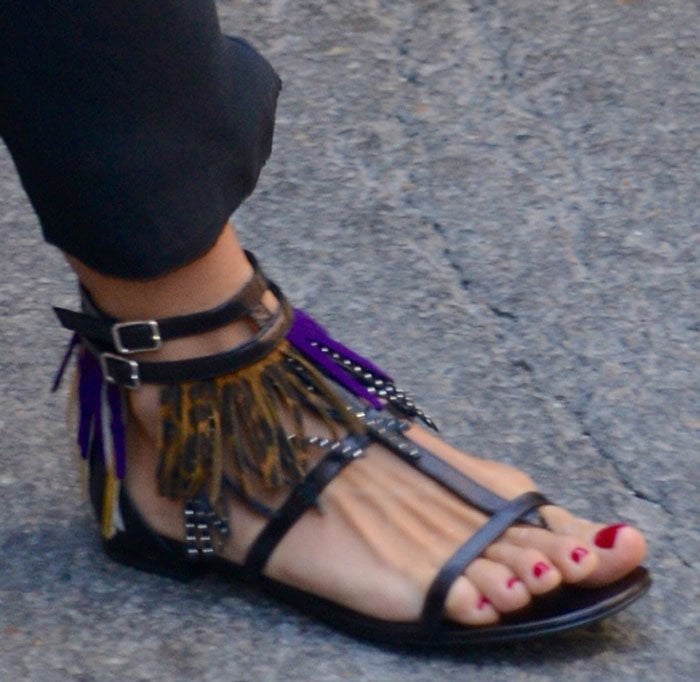 Heidi Klum's feet in trendy fringe-decorated "Nu Pieds" sandals