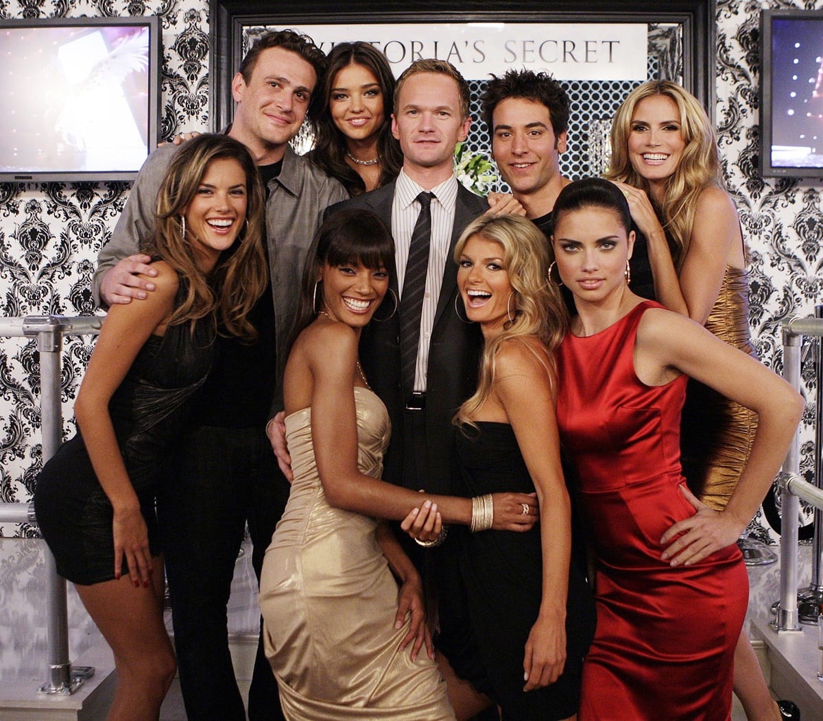 Jason Segel, Neil Patrick Harris, Josh Radnor, Heidi Klum, Alessandra Ambrosio, Selita Ebanks, Miranda Kerr, Adriana Lima, and Marisa Miller on the set of The Yips, the 10th episode of the 3rd season of the American sitcom How I Met Your Mother