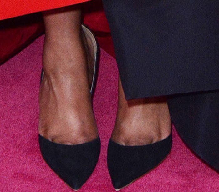 Jennifer Hudson's feet in black Kurt Geiger pumps