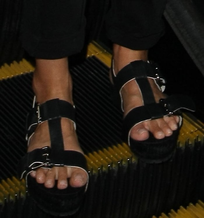 Jessica Alba's feet in Etienne Aigner espadrille sandals