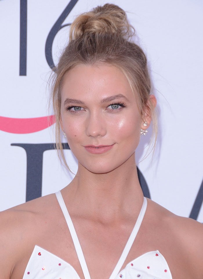 Karlie Kloss wears her hair in a topknot at the 2016 CFDA Fashion Awards
