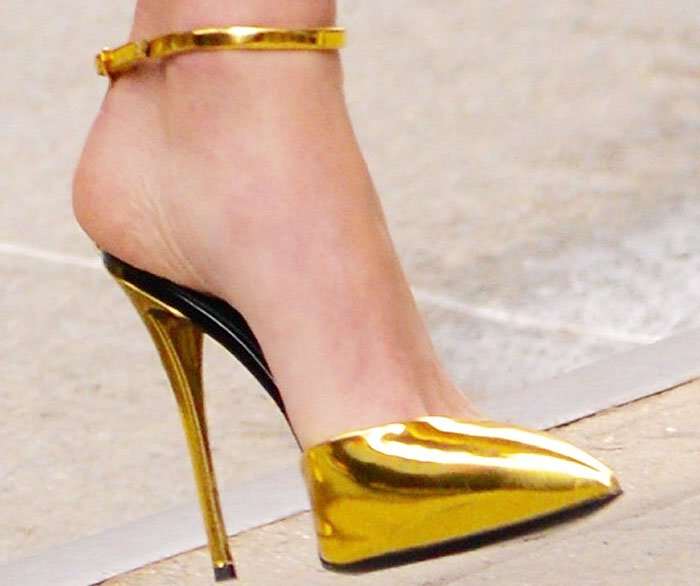 Kate Bosworth's feet in gold Giuseppe Zanotti stilettos