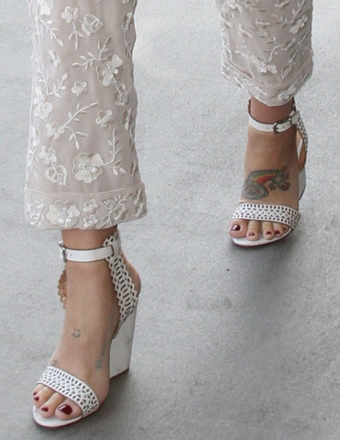 Kesha's feet and foot tattoos in laser-cut Schutz sandals