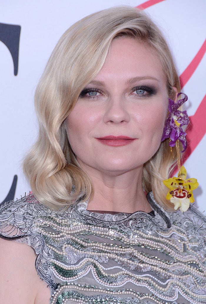 Kirsten Dunst styles her hair into waves with real orchard earrings for the 2016 CFDA Fashion Awards