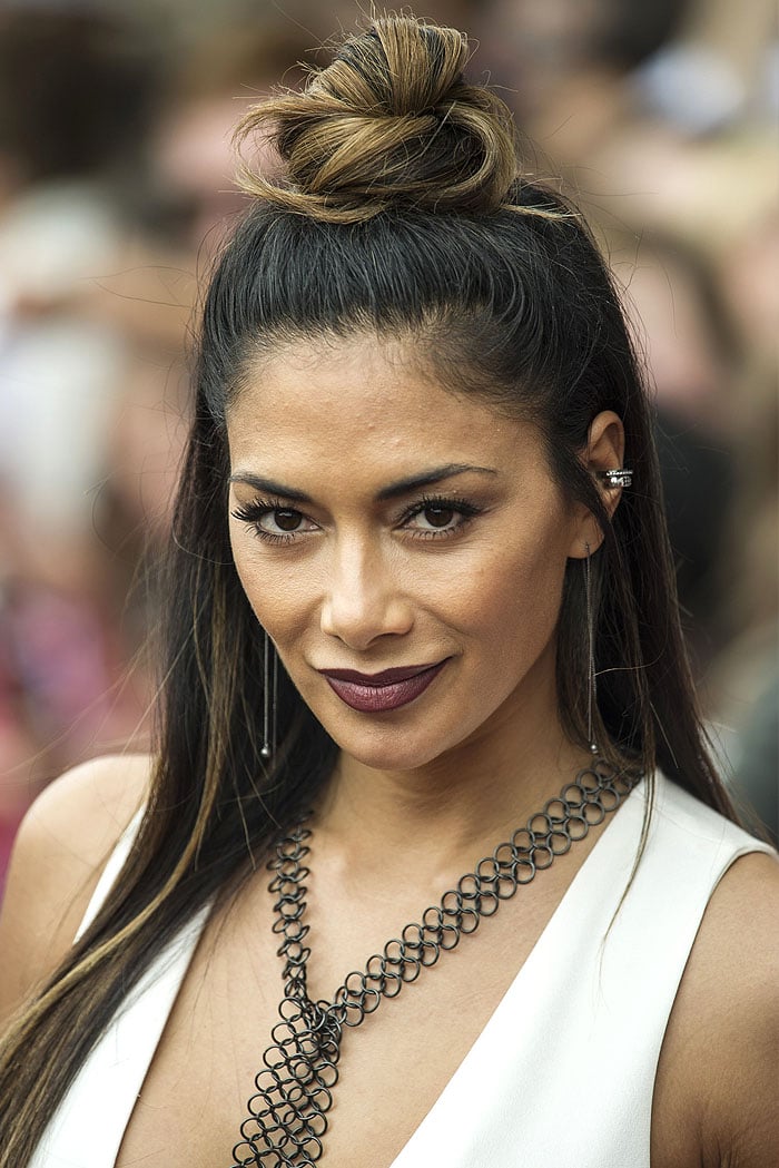 Nicole Scherzinger rocked shimmery eyeshadow, rum raisin lipstick, dark lipliner and thin eyebrows