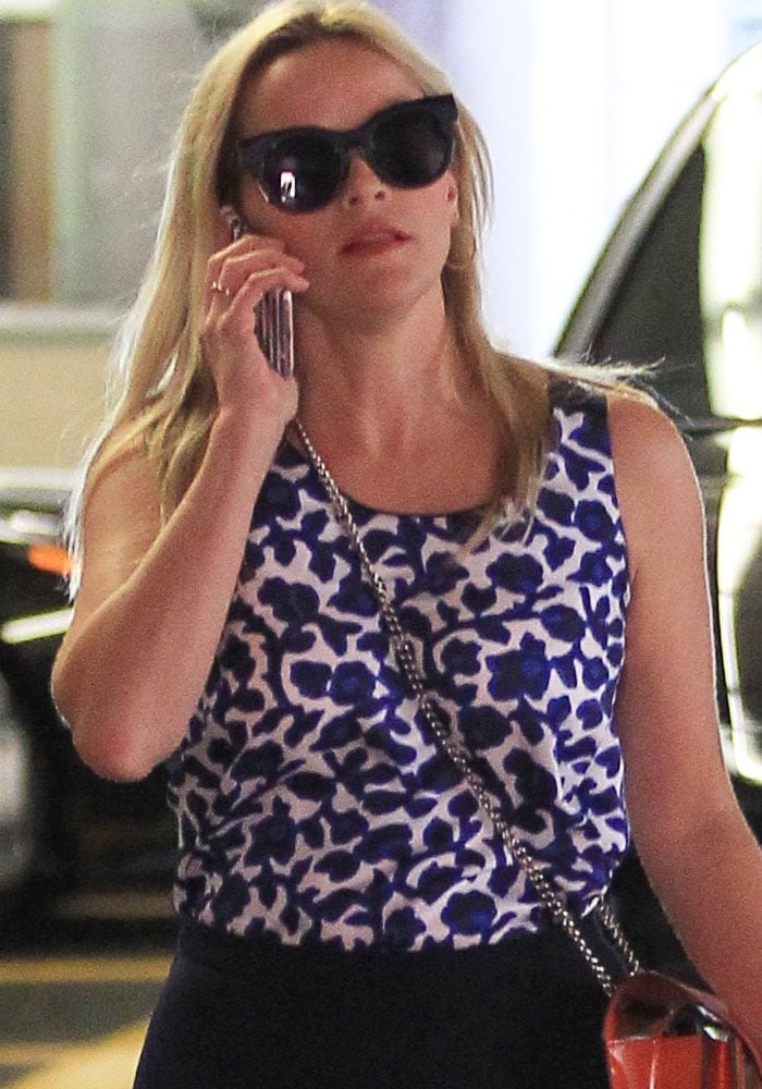 Reese Witherspoon shows off her new hairstyle while talking on the phone