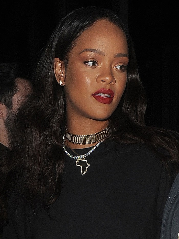 Rihanna leaves her hair down as she dines at Hakkasan restaurant