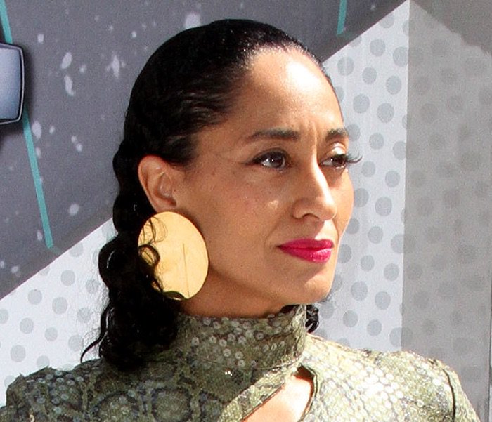 Tracee Ellis Ross accessorized with gold earrings from Celine and went for dramatic makeup