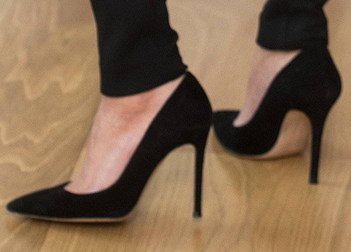 Kourtney Kardashian’s sleek black Gianvito Rossi pumps add the perfect touch of elegance while elongating her height