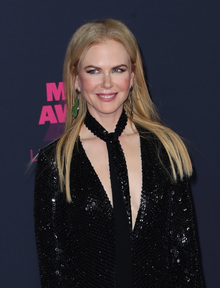 Nicole Kidman straightens her blonde hair and wears a skinny scarf for the CMT Music Awards